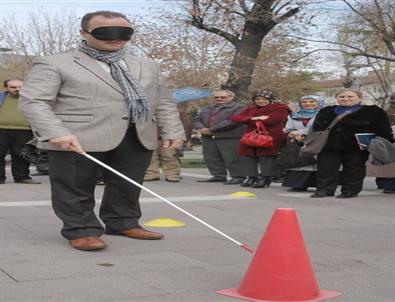 Uşak’ta Engelsizler 5 Dakika Engelli Oldu