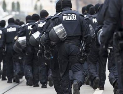 Yüzlerce polisten camiye 'IŞİD' baskını