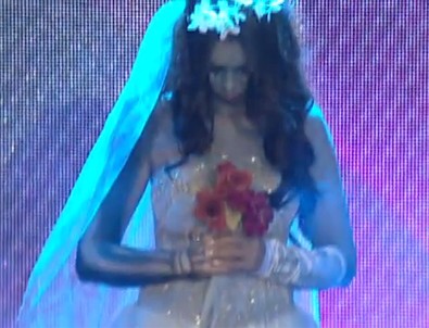 Bu Tarz Benim'e Damga Vuran Kostüm: Arife Deniz'den Ölü Gelin!