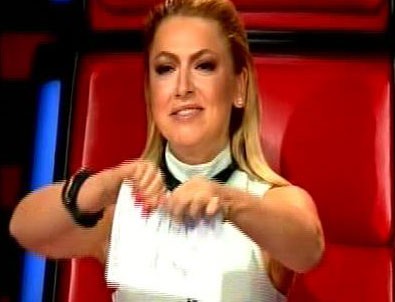 O yarışmacı Hadise'ye kağıt bile yedirdi