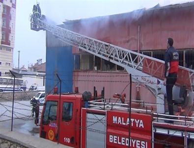 Terk Edilen Arapgir Garajındaki Binada Yangın Çıktı