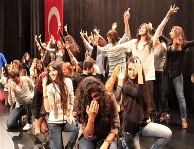 Üniversitede 'Adalet” Dansı