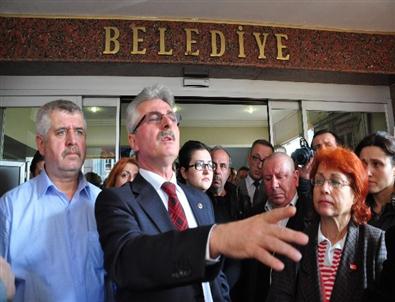 Başkan Çağlayan'a Destek Vermek İçin Belediye Önünde Toplandılar