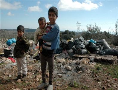 Naylon Barakada Sekiz Çocuğuyla Yaşıyor