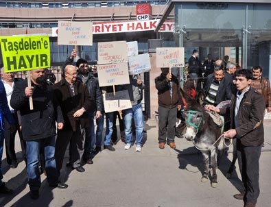 CHP önünde eşekli aday protestosu