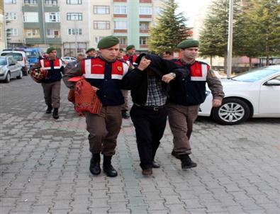 Camiden Tarihi Kilimleri Çalan 2 Şüpheli Tutuklandı