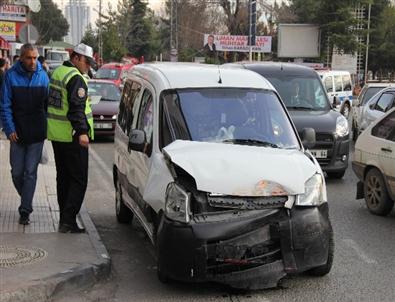 Kamyonet Dolmuşa Çarptı Açıklaması