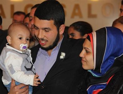 Kucaklarında Çocuklarıyla Evlilik Cüzdanlarını Aldılar