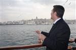 Sarıgül, Eminönü ve Üsküdar’da Halka Karanfil Dağıttı