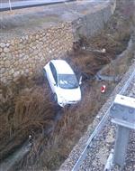 Kanala Uçan Otomobilden Yara Almadan Kurtuldu