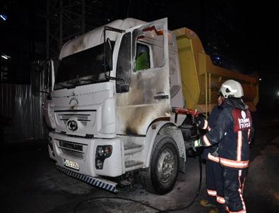 Beyoğlu’nda Seyir Halindeki Kamyona Molotoflu Saldırı