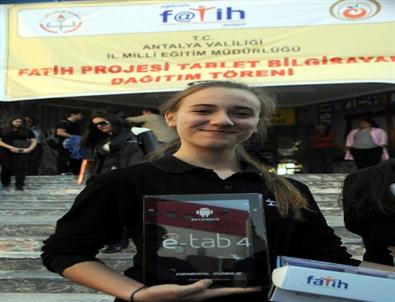 Bakan Çavuşoğlu Tablet Dağıttı