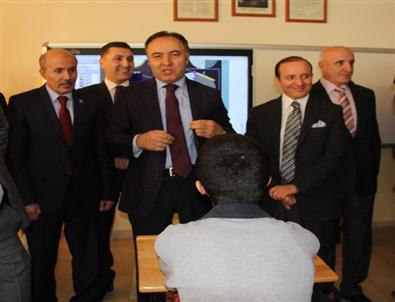 Erzurum Valisi Altıparmak, Tablet Bilgisayar Dağıttı