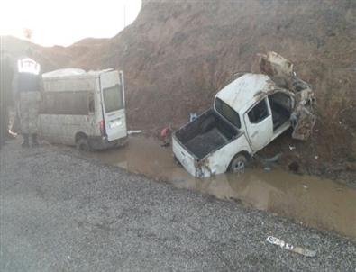 Öğrenci Servisi İle Pikap Çarpıştı Açıklaması