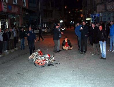 Otomobille Motosiklet Kafa Kafaya Çarpıştı