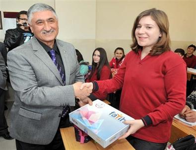 Uşak'ta Öğrencilere ve Öğretmenlere Tablet Bilgisayar Dağıtıldı