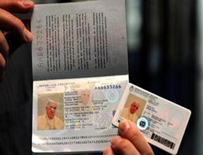 Papa Arjantin Pasaportunu Tercih Etti