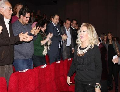 Emel Sayın 99 Çocuk İle Aynı Anda Düet Yaptı