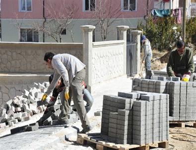 Karaman Belediyesi'nin Kaldırım Çalışmaları Devam Ediyor