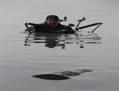 (özel Haber) Sapanca Gölüne Dikkat Çekmek İçin Daldılar