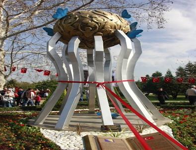 100 Yıllık Çınar Ağacının Altına Kurulan Srebrenitsa Anıtı Açıldı