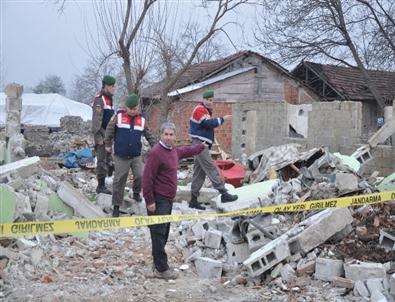 Yıkılan Köpek Kulübesinden El Bombası ve Mermi Çıktı