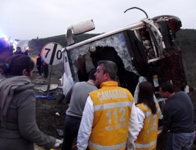 Çanakkale’de yolcu minibüsü devrildi