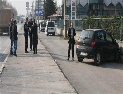 Kaldırımda Yürüyen 2 Kişiye Araç Çarptı