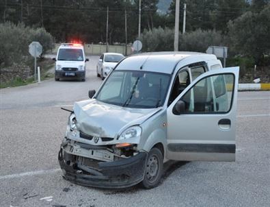 Kırkağaç'ta Öğrenci Servisi Otomobille Çarpıştı