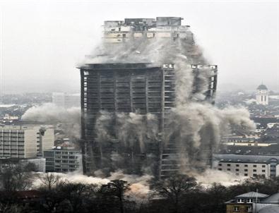 116 Metrelik Gökdelen Saniyeler İçinde Yerle Bir Oldu