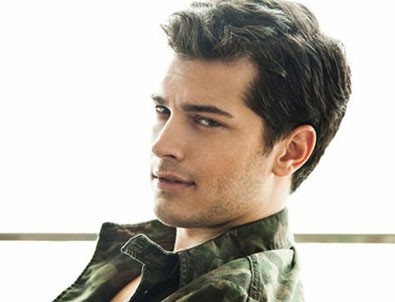 Çağatay Ulusoy balkondan düştü