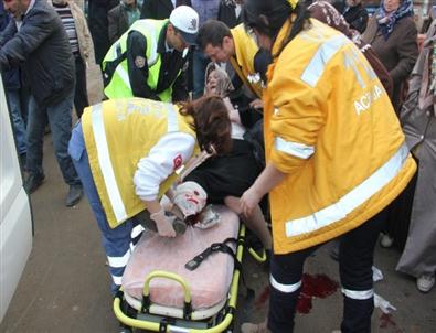 Pazarda Otomobil Çarptı