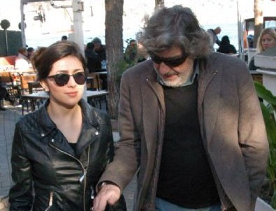 44 yaş küçük sevgilisiyle yazın evleniyor