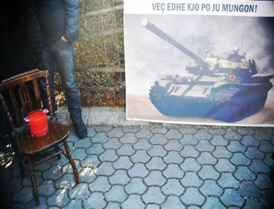 Priştine Üniversitesi Öğrencileri Polisin Rektörlük Önünde Nöbet Tutmasını Eleştirdi