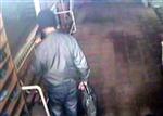 Camideki Ayakkabıları Koklayıp Çaldı
