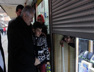 Binali Yıldırım’ı Gören Çocuk Heyecandan Kepenk Kapattı