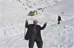 KÖY KORUCULARI - Kar Üstünde Kılınan Cuma Namazından Sonra 2 Cenaze Bulundu