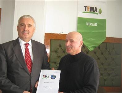 Tema’dan Çalışkan Öğretmene Plaket