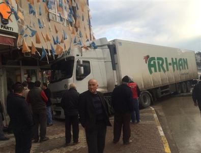 Kontrolünü Kaybeden Tır Eczaneye Girdi