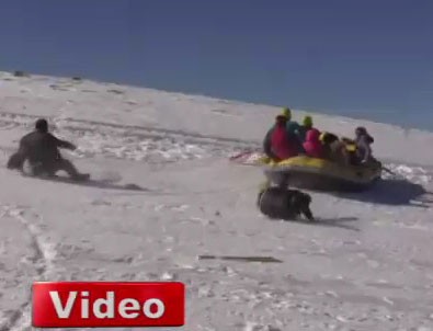 Valinin botu, iki kişiye çarptı