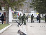 ASKERİ BİRLİK - Rus askerleri Kırım'da bir askeri üssü daha ele geçirdi