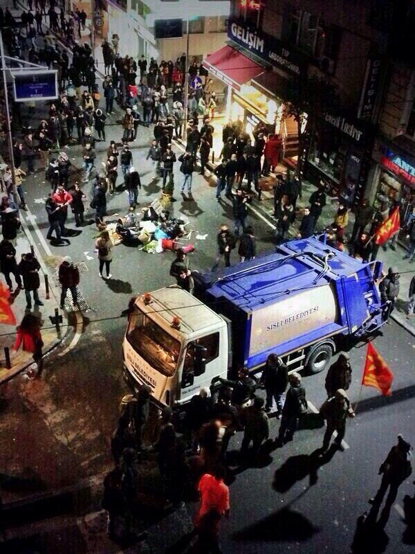 Sarıgül'ün Kamyonu Eylemcilere Siper Oldu