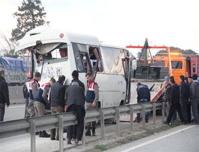 Kamyon Yolcu Minibüsüne Çarptı Açıklaması