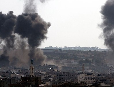 İsrail Gazze'yi vurdu
