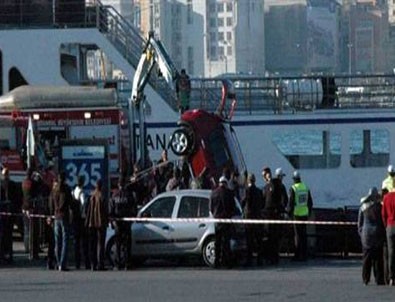 Vapurdan otomobil düştü: 1 ölü