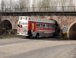 MANSUR YAVAŞ - MHP'nin seçim otobüsü köprüde sıkıştı