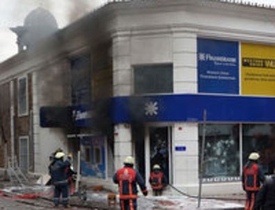 Bankayı ateşe verdiler