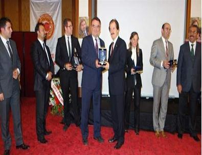 Şehit Ailelerinden İl Sağlık Müdürü Dr. Ahmet Öksüzkaya’ Ya Başarı ve Hizmet Ödülü Verildi