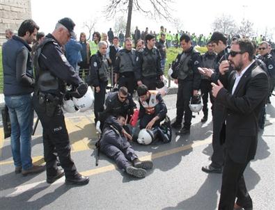 Nevruz Kutlamalarında Yüksekten Düşen Polis Yaralandı