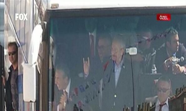 Demirtaş'tan bozkurt işareti yapan Kılıçdaroğlu'na tepki